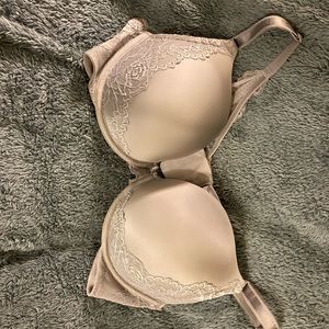 Torrid 44C bra EUC push up plunge satin lace bra.